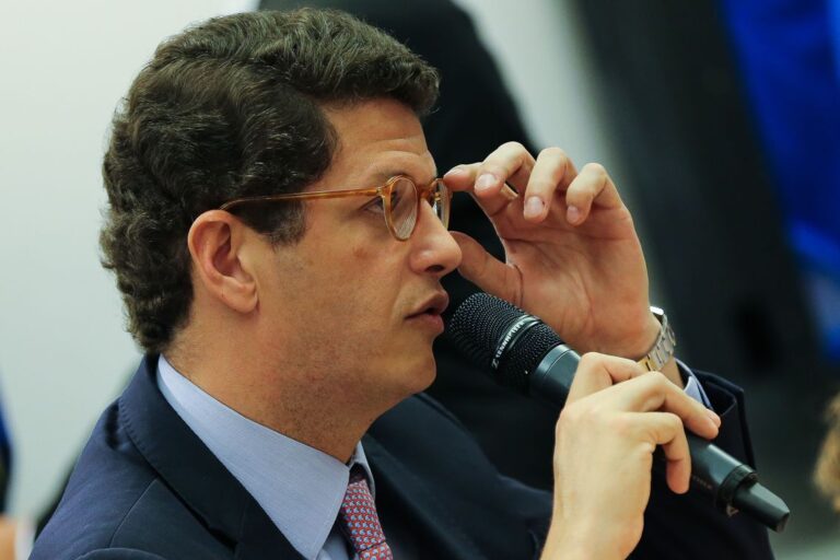 Salles anuncia ação no STF contra projeto do governo sobre jornada