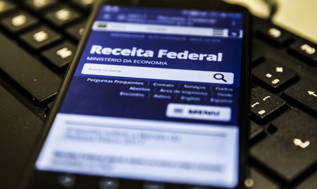 CAE do Senado aprova projeto que isenta IR até R$ 5 mil. Proposta relatada por Renan Calheiros agora será analisada pela Câmara