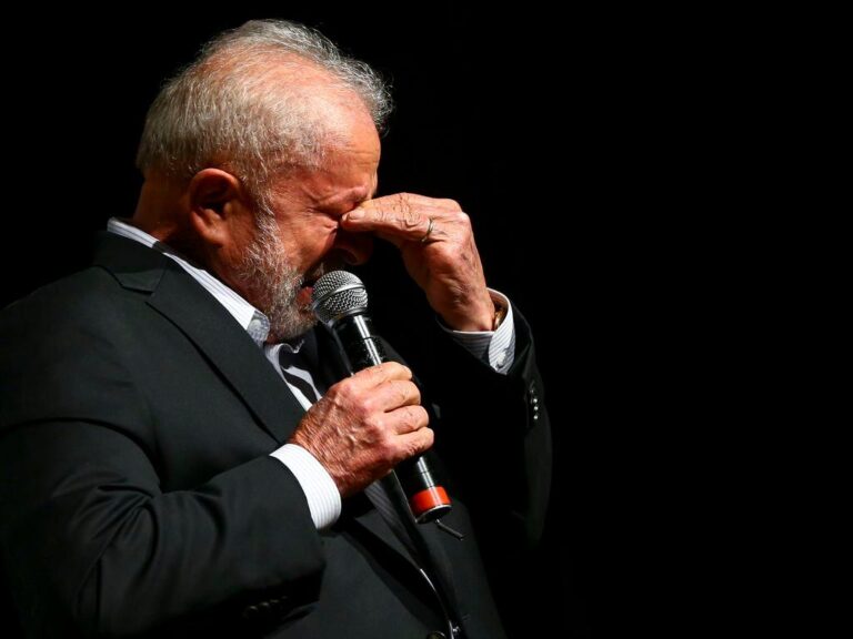 Lula chorando