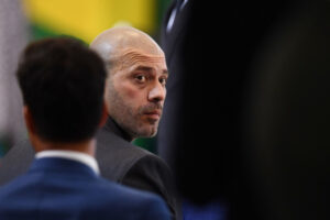 Daniel Silveira coloca tornozeleira eletrônica para realizar tratamento fora do presídio