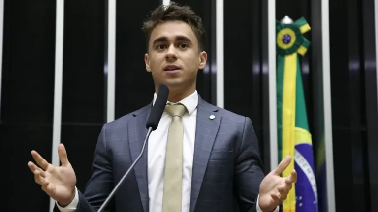 19mar2024---o-deputado-federal-nikolas-ferreira-pl-mg-durante-votacao-de-propostas-na-camara-1712083007546_v2_900x506