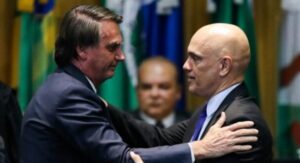 Jair Bolsonaro e Alexandre de Moraes se cumprimentam