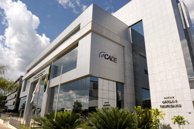Cade recomenda condenação de 10 empreiteiras por cartel em obras da Petrobras