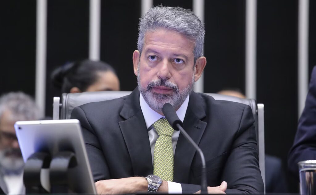 Lira reage ao Senado e chama de “oportunismo” o texto alternativo do IR; Câmara marca votação para 1º de outubro.