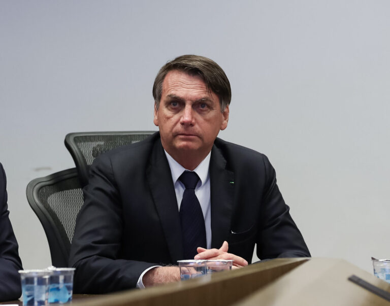 Bolsonaro está “inchado” e “irritado” no hospital, diz Carlos