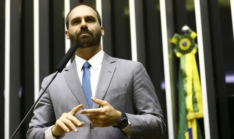 Esquerda aciona PGR contra Eduardo Bolsonaro por "crime de lesa pátria"