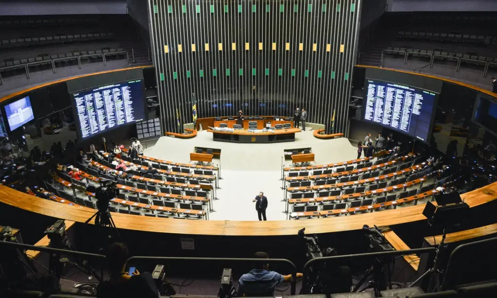 Câmara aprova PL da adultização após denúncia de Felca