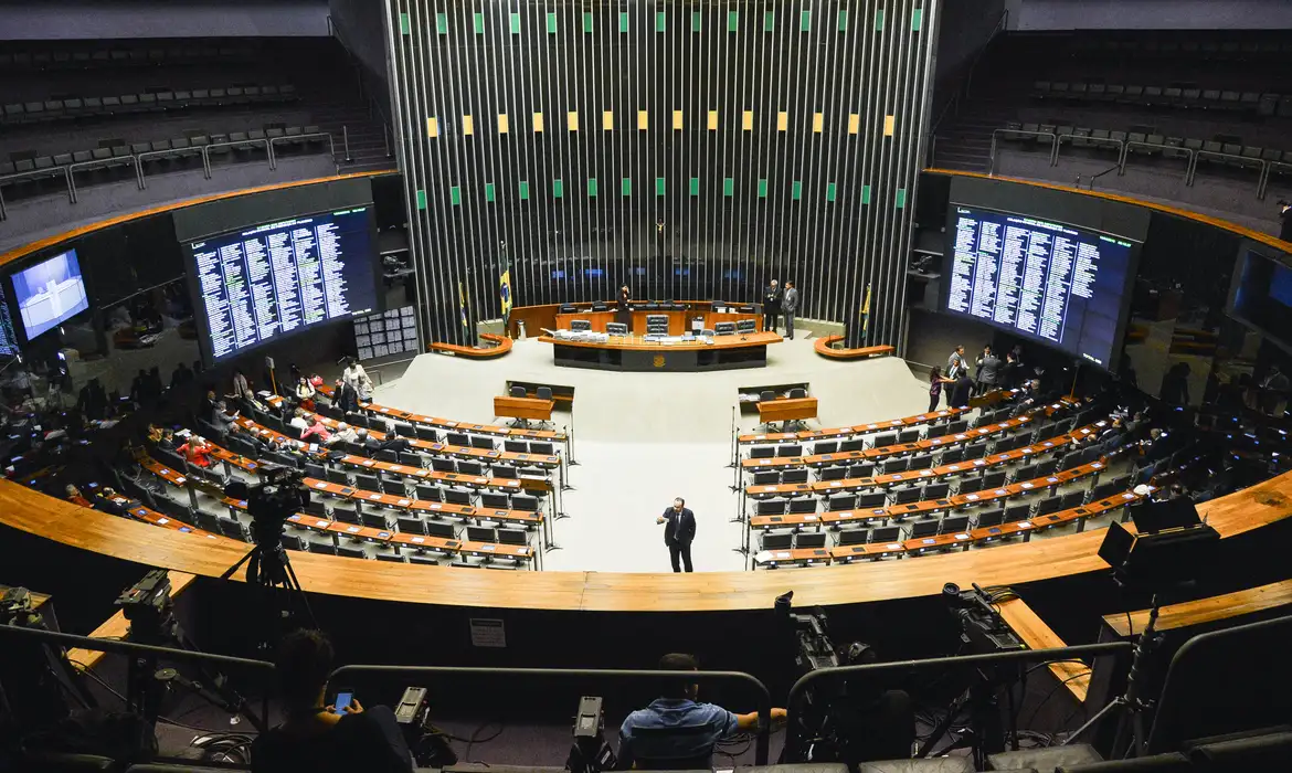 Câmara aprova PL da adultização após denúncia de Felca