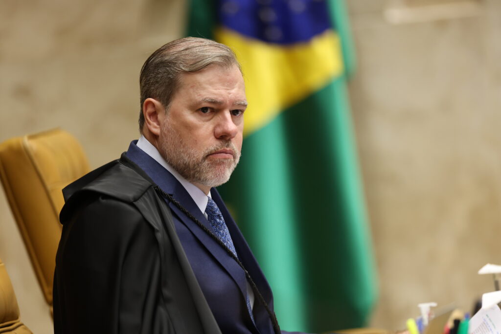 Ministro Dias Toffoli autoriza buscas na Vara de Curitiba contra Sergio Moro por acusações de Tony Garcia sobre supostas gravações ilegais.