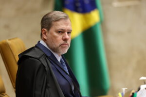 Ministro Dias Toffoli autoriza buscas na Vara de Curitiba contra Sergio Moro por acusações de Tony Garcia sobre supostas gravações ilegais.