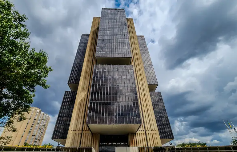 BC corta PIB de 2025 para 2% e projeta IPCA acima do centro da meta até o início de 2028, mantendo Selic em 15% e sinal de cautela.