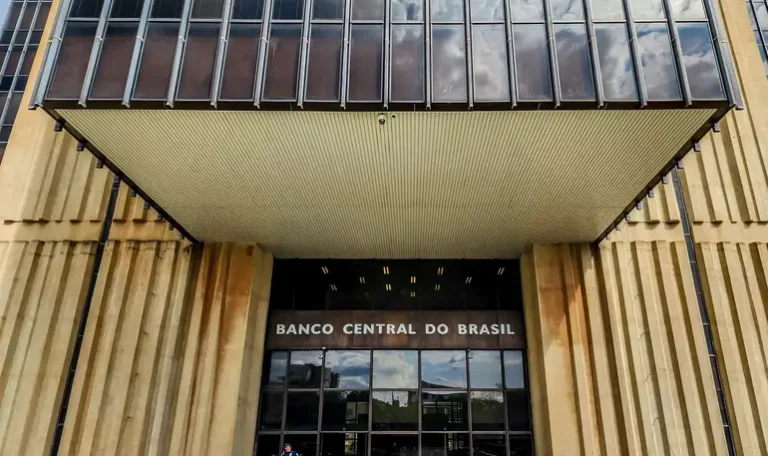 Focus eleva projeções de inflação e Selic para 2026 e 2027