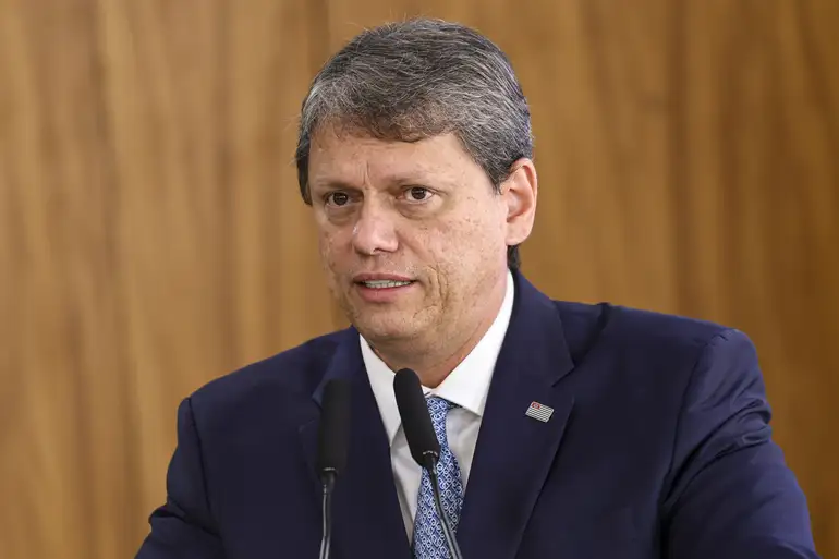Tarcísio minimiza conversas de Bolsonaro