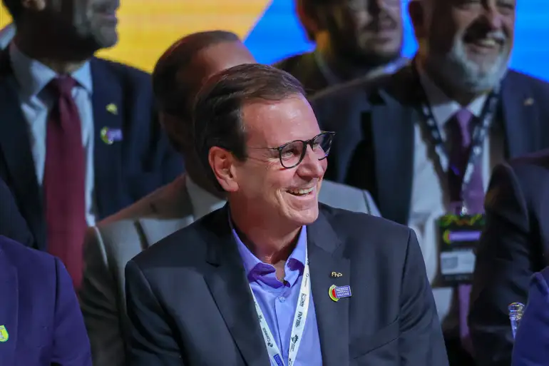 Aproximação de Eduardo Paes com o PL provoca tensão e Flávio Bolsonaro reage à negociação.