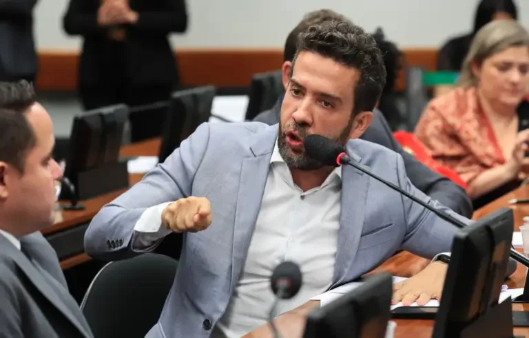 Janones orienta militância do PT a “criar versão dos fatos” nas redes