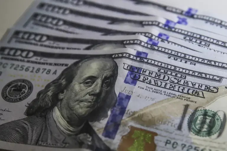 Dólar cai a R$ 5 e Bolsa renova recorde com inflação e tensão externa no radar