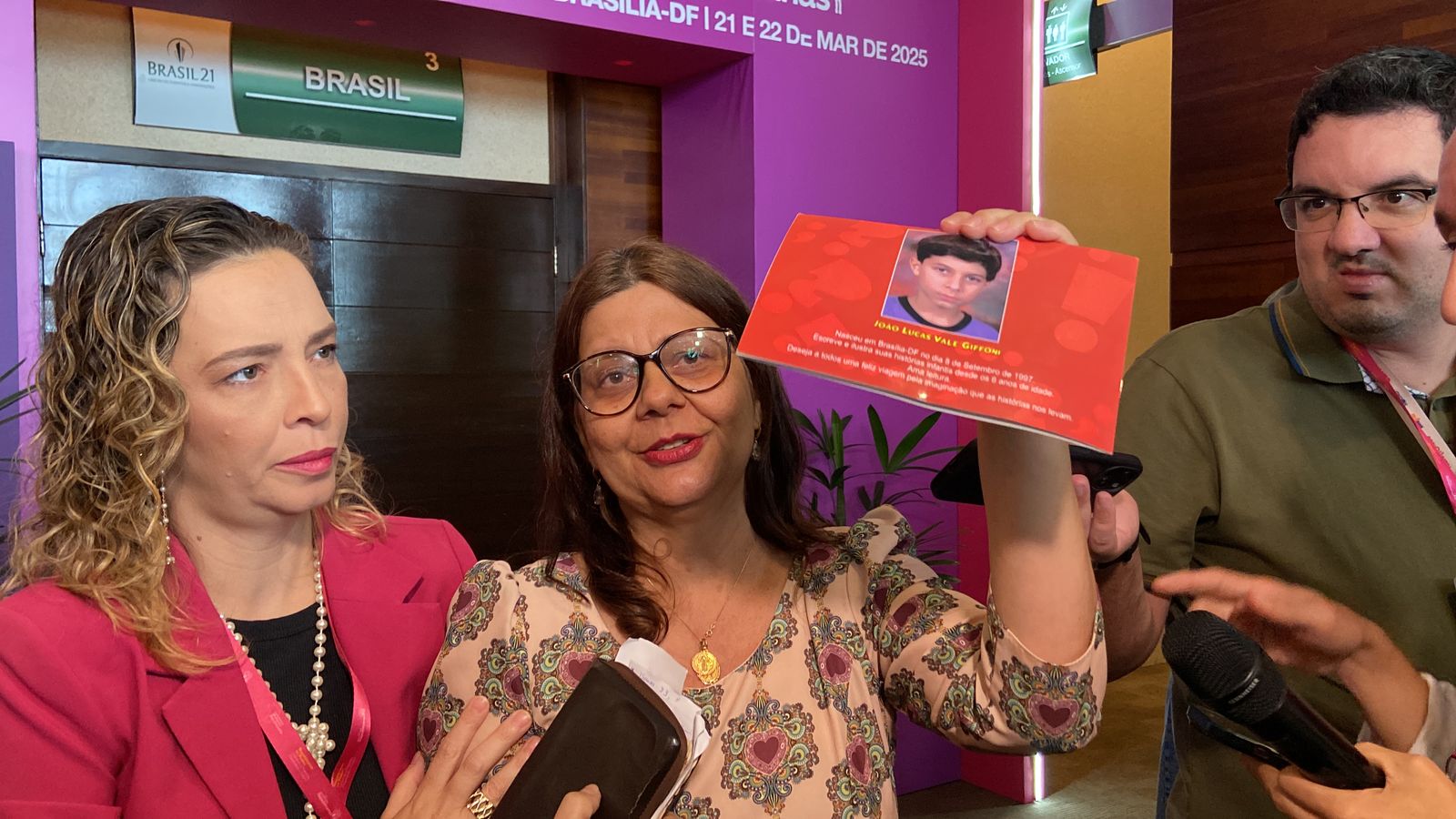 "Eu vim testemunhar a mentira de Hugo Motta", afirma mãe de exilado do 08 de janeiro