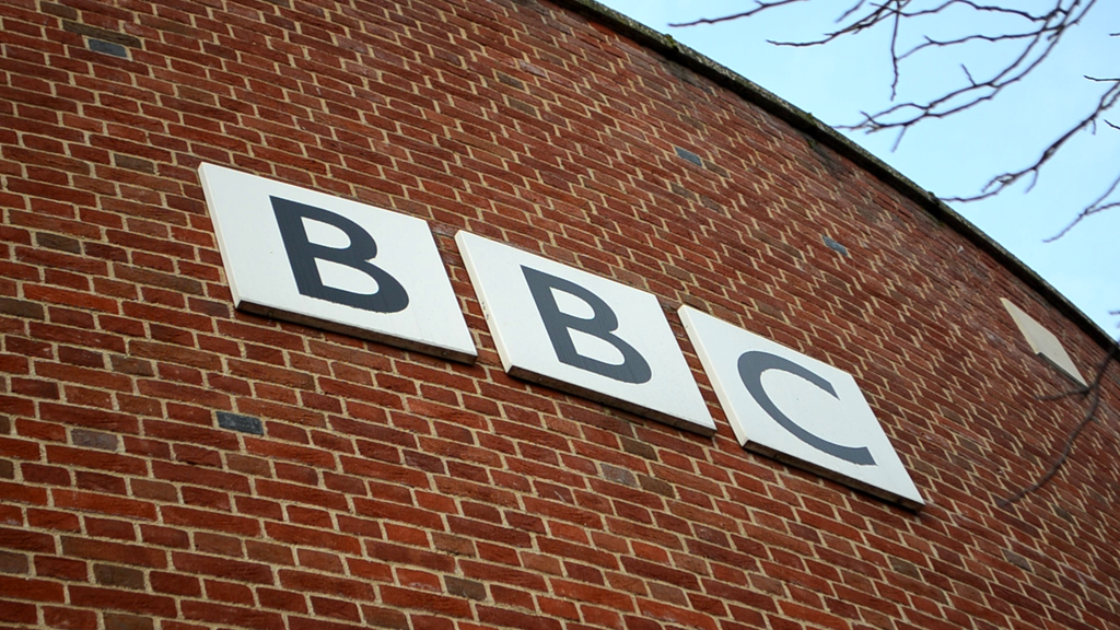 Diretores da BBC renunciam após escândalo sobre edição de fala de Donald Trump em documentário exibido antes das eleições de 2024. Crédito: Sebastiandoe5/Wikimedia Commons