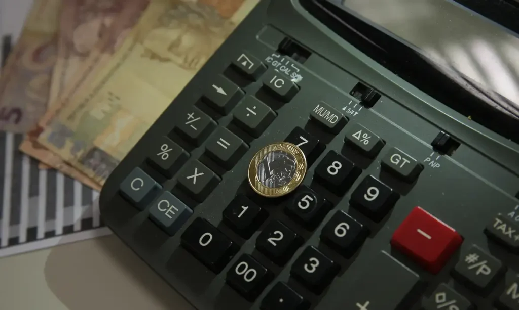 O Brasil deixou de integrar o grupo das dez maiores economias do planeta em termos de Produto Interno Bruto (PIB) medido em dólares.