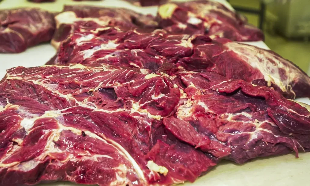 China suspende importação de carne bovina de três frigoríficos brasileiros