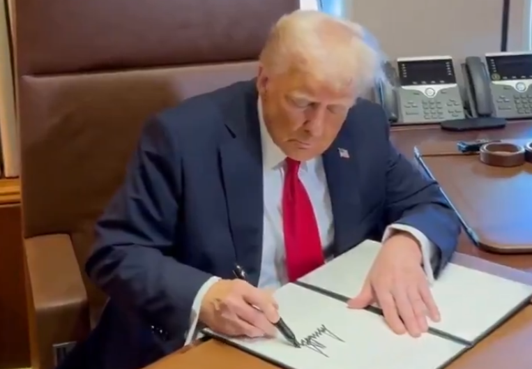 Trump estende isenção de tarifas sobre carros do México e Canadá