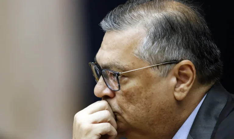 Dino dá 10 dias para Motta explicar emendas investigadas pela PF