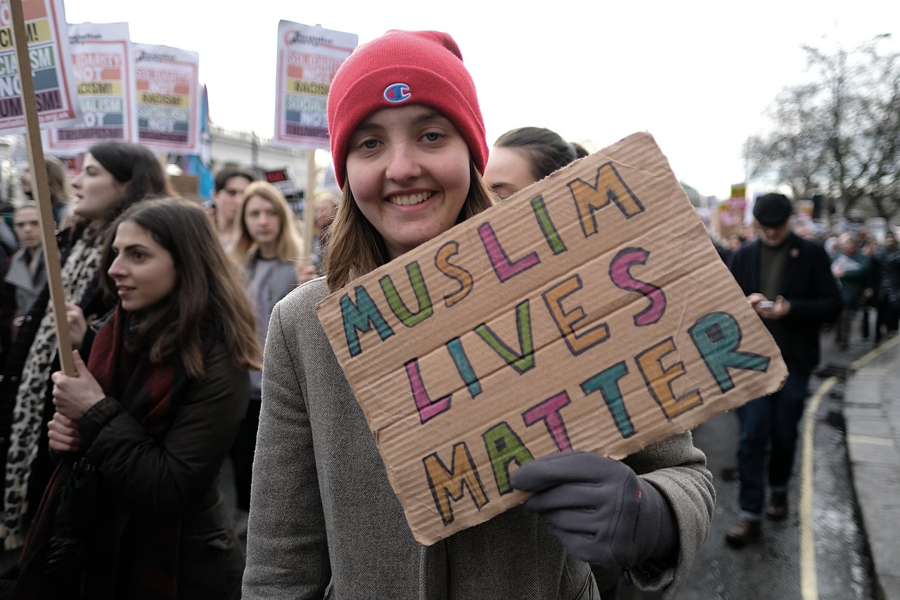 "Vidas muçulmanas importam", diz cartaz de manifestante em marcha anti-Trump em Londres, 2017. Crédito: Alisdare Hickson/Flickr.