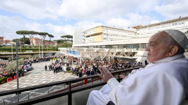 Papa Francisco reaparece após 40 dias internado