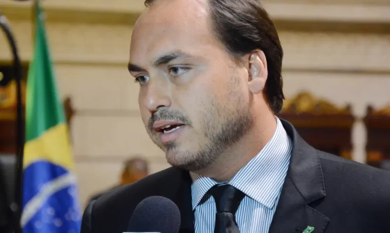 Carlos critica promessa de indulto a Bolsonaro e cita caso Silveira