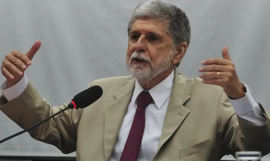 O ministro Celso Amorim diz que comitê do Nobel privilegiou política sobre paz ao premiar opositora de Maduro