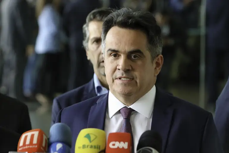 Ciro Nogueira afirma que Eduardo Bolsonaro prejudica a estratégia da direita para 2026; Centrão assume coordenação da campanha e reforça rejeição ao filho do ex-presidente