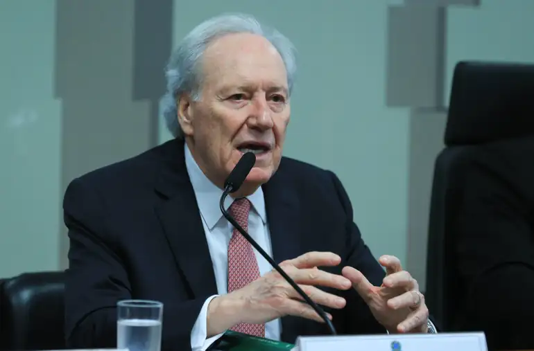 Ricardo Lewandowski anuncia criação de comitê para combater intoxicações por metanol. Grupo vai unir governo e indústria para reforçar fiscalização e prevenir novas ocorrências.