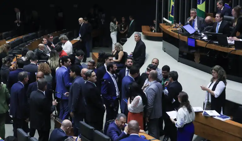 Bancada do PL se divide na votação do PLP do Devedor Contumaz por erro técnico da assessoria, favorecendo avanço do projeto que combate fraudes e crime organizado