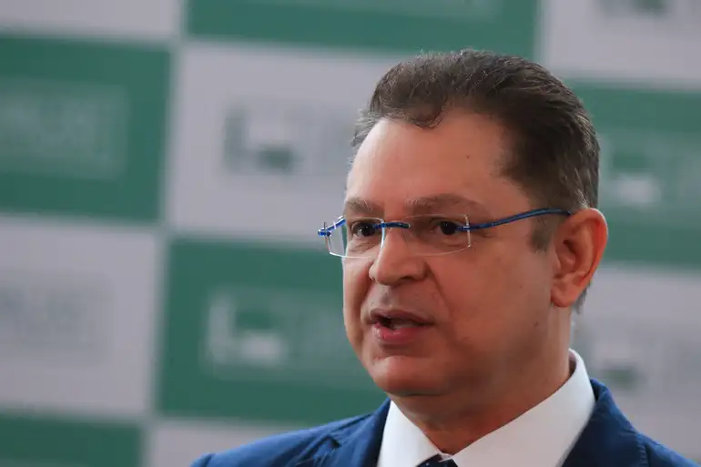 Sóstenes Cavalcante esclarece que sua proposta altera o regimento da Câmara para ampliar licença sem remuneração e nega corte de salário