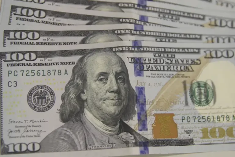 Dólar recua com risco à autonomia do Fed após ofensiva contra Powell