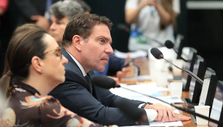 Ministério da Justiça formaliza pedido de extradição de Alexandre Ramagem ao Itamaraty após condenação no STF.