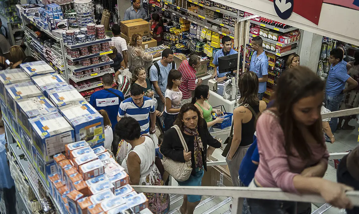 PIB cresce 0,1% no terceiro trimestre; IBGE aponta desaceleração da economia com juros altos e demanda enfraquecida