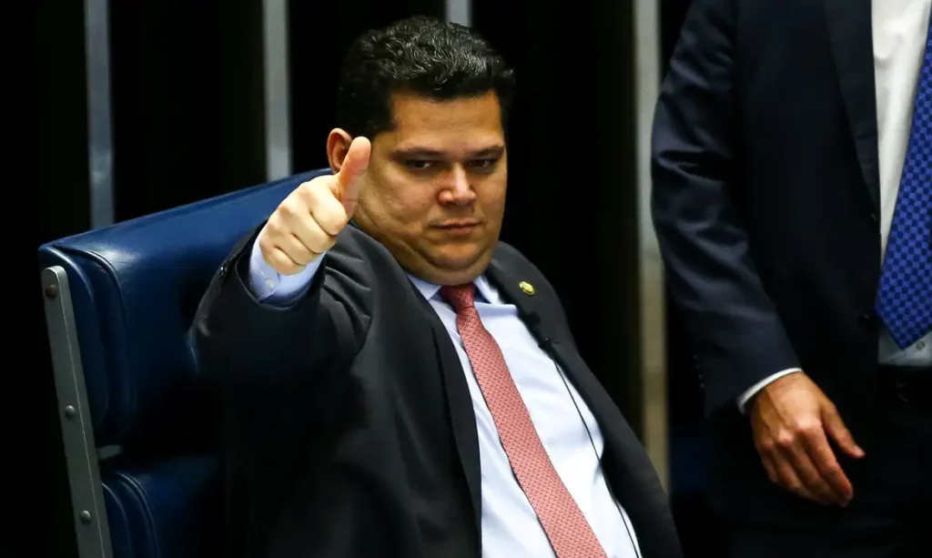 MPTCU solicita suspensão de licitação de R$ 90 milhões do Senado para agências de comunicação após representação de Magno Malta e Eduardo Girão.