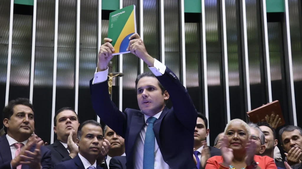 A Câmara dos Deputados aprovou com 388 votos favoráveis e 43 contrários, o PL que reajusta os salários dos servidores do Executivo