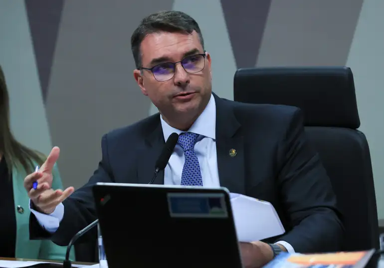 Senado vota pacote anticrime de Flávio Bolsonaro com penas mais rígidas para crimes violentos, uso de fuzis e roubo de cargas