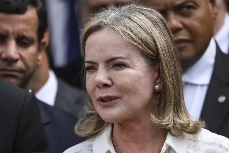 Gleisi Hoffmann defende decreto de Lula que amplia atuação de Janja e critica oposição por criar “factoides”.