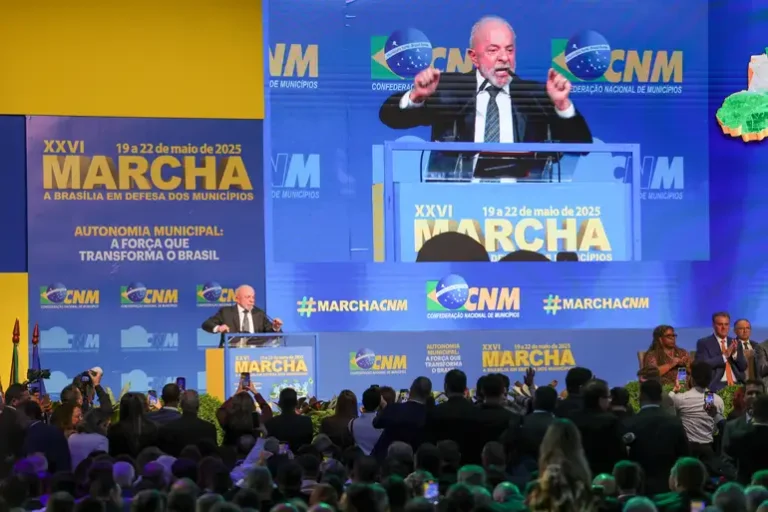 Alerta: Lula é vaiado por centenas de prefeitos em evento em Brasília