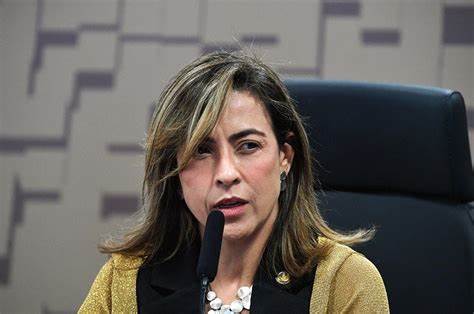 A senadora Soraya Thronicke (Podemos-MS), relatora da CPI das Bets, e o senador Eduardo Girão (Novo-CE) trocaram acusações durante sessão acalorada nesta quarta-feira. O conflito surgiu após Girão pedir a convocação do lobista Silvio Assis, suspeito de chantagear empresários do setor de apostas, para depor na comissão.