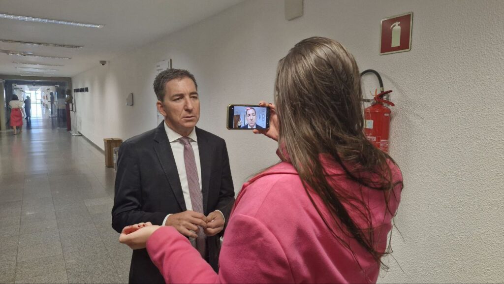 Glenn Greenwald dando entrevista à Revista Oeste em um corredor do Senado. Foto: Eli Vieira