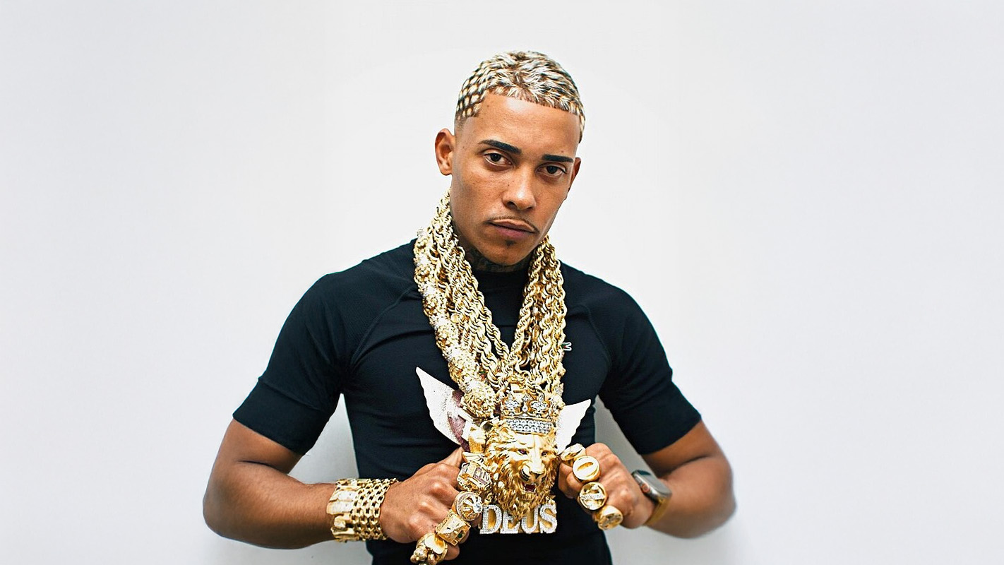 Marlon Brandon, o "MC Poze", faz pose com correntes de ouro. Foto: Rio 189, modificada com IA.