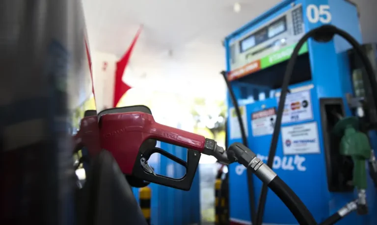 Governo quer usar receita do petróleo para tentar conter preço dos combustíveis