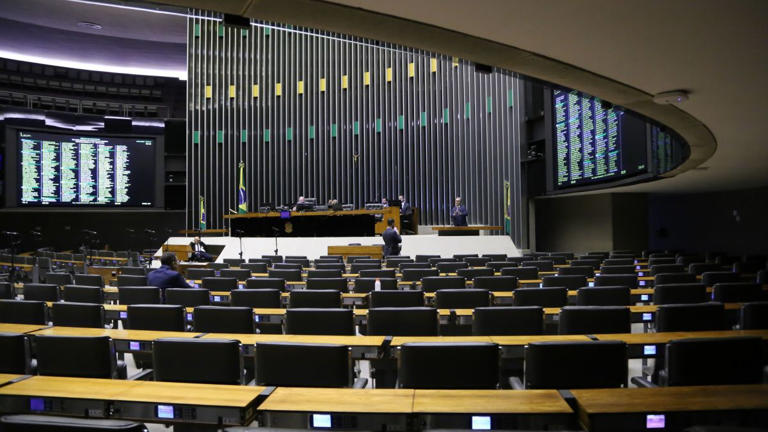 Câmara deve votar hoje isenção do IR até R$ 5 mil; contagem informal aponta mais de 300 votos a favor. Veja pontos do projeto e próximos passos.
