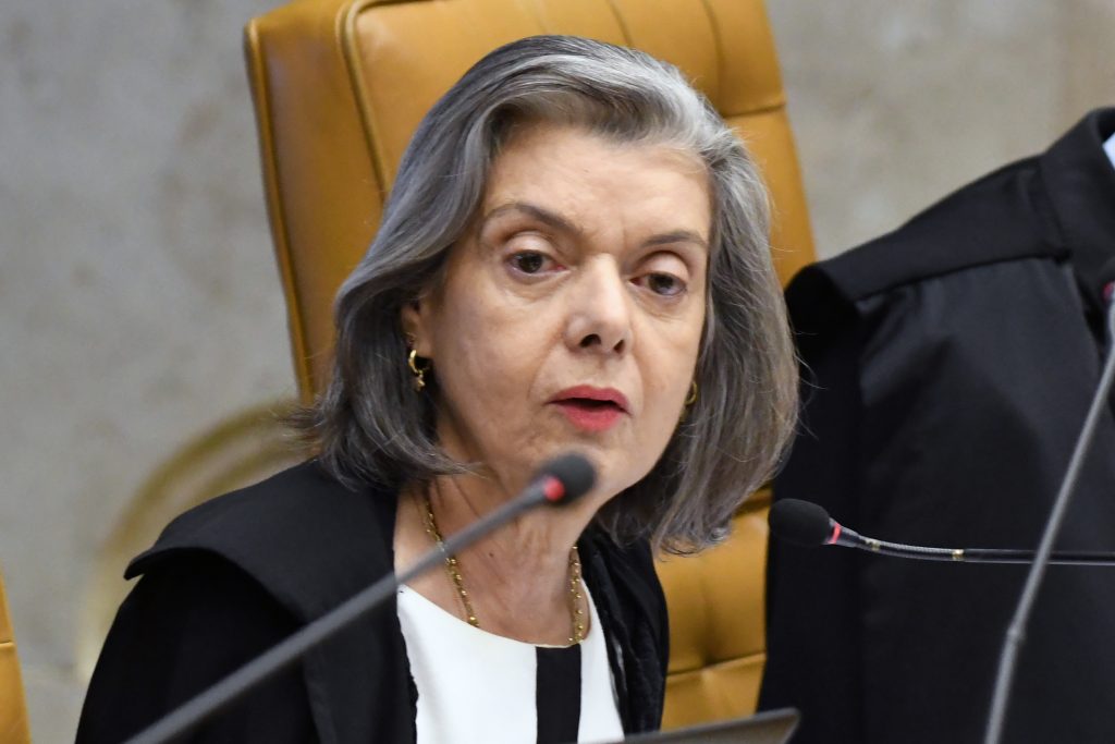 Na posse de Edson Fachin, Cármen Lúcia afirma que STF segue “íntegro” e “plural” e critica a ditadura em defesa da democracia