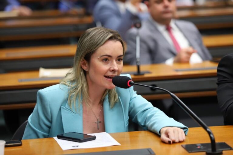 PL quer barrar supersalários em comitê tributário