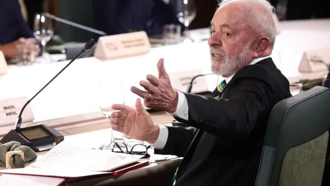 Lula em reunião